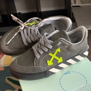 New Off-White Sneaker, Worn once!
